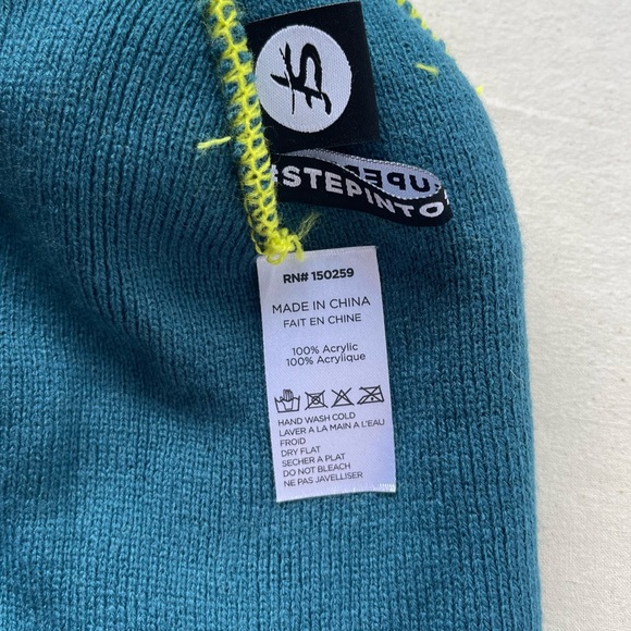 Superfeet pompom hat - Picture 3 of 4